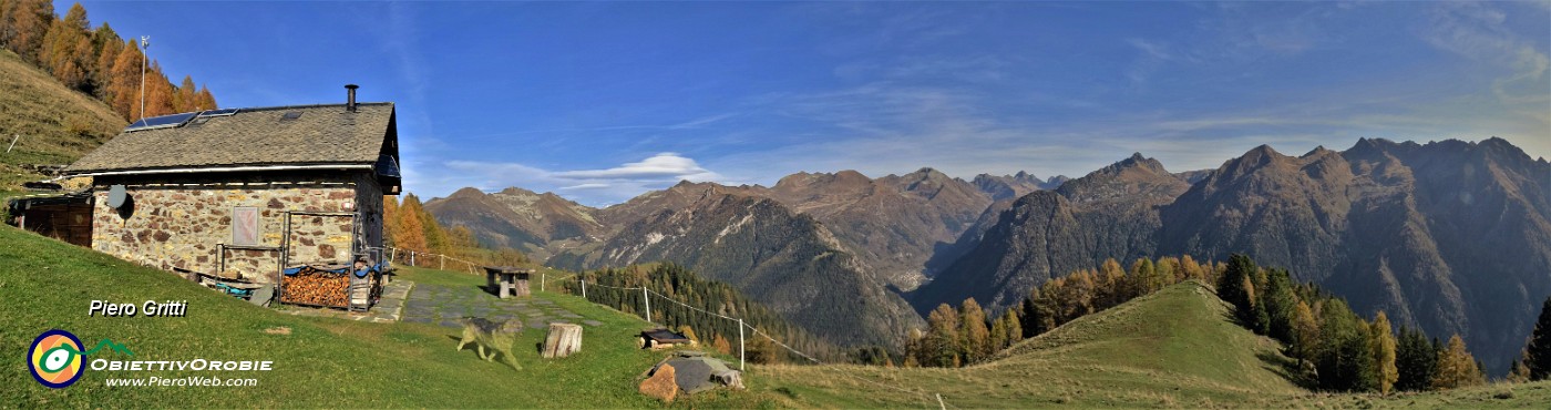 24 Alla Baita Quedro (1800 m) spettacolo di cime orobiche e di larici colorati d'autunno.JPG